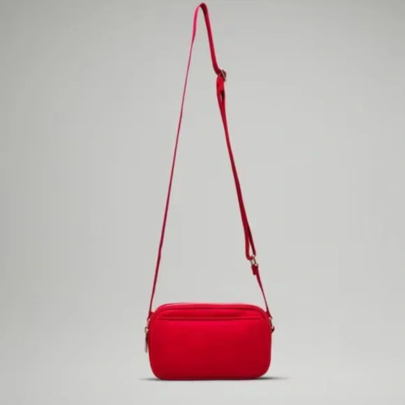 lululemon Crossbody Camera Bag 2L in TRUE RED New W/Tags!! - Picture 2 of 12